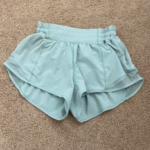 lululemon gotta hot shorts 2.5 inch